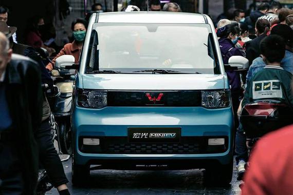 不到3万人民币就能买到的正经买菜车？五菱宏光MINI EV购买分析