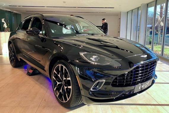 钱包捂不住了？阿斯顿·马丁SUV进店实拍，搭奔驰4.0T，年内交付