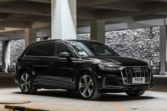 这台SUV全系七座、三块大屏，还标配quattro全时四驱！