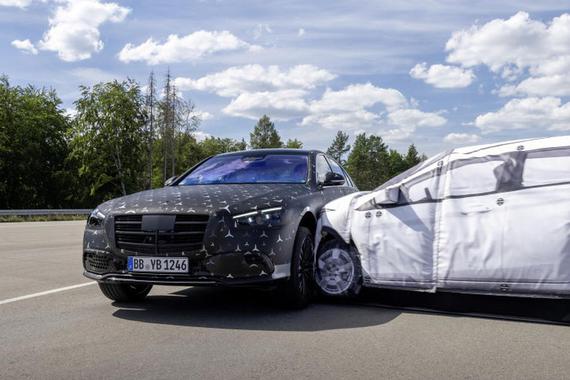 奔驰全新S级再曝黑科技：拥有大角度后轮转向与后排气囊