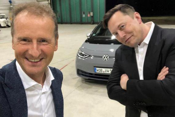 大众迪斯“翻牌”新浪汽车 明确与马斯克在车里只聊天没干别的