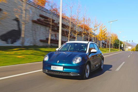 开启复古潮流/回头率爆表 试驾欧拉好猫