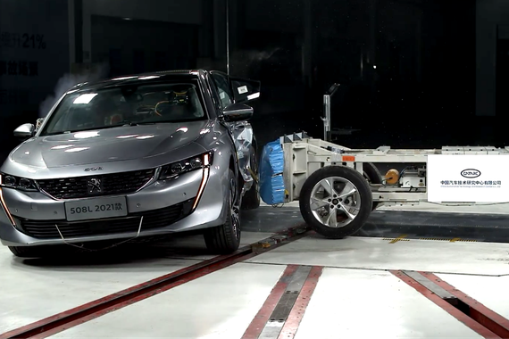 挑战最严侧面碰撞试验 标致508L满载高速碰撞测试