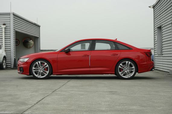 全新奥迪S6到店 搭2.9T双涡轮增压发动机