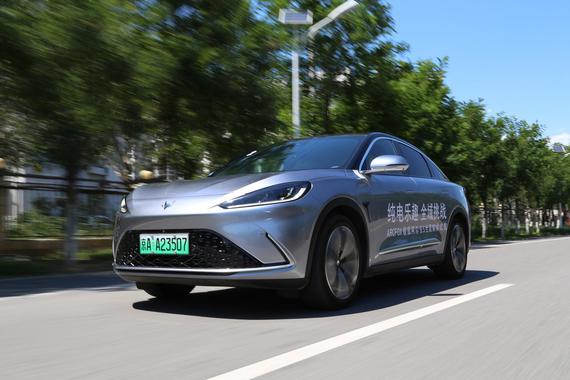 新造型大空间 试驾体验极狐阿尔法S