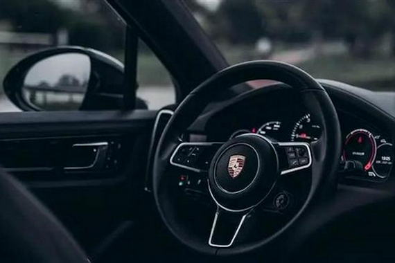 修个电池要价10多万！保时捷卡宴插混车主：供了个爹