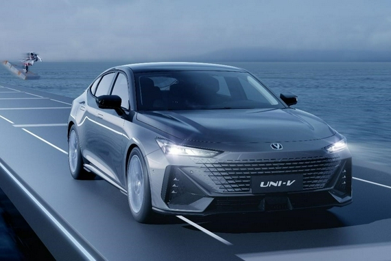 大溜背+电动尾翼 长安UNI首款轿车官图发布