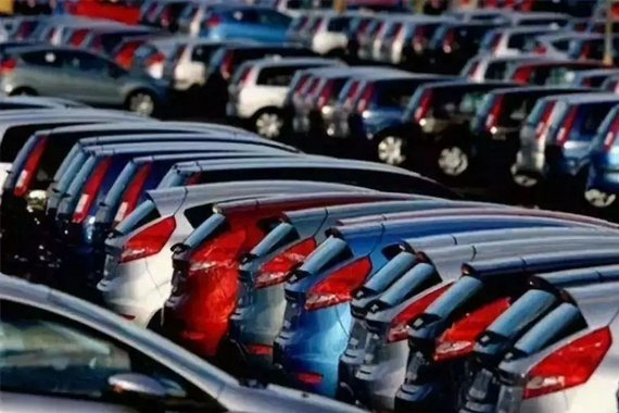 “芯荒”致新车供不应求 美国10月汽车销量或下降17.2%