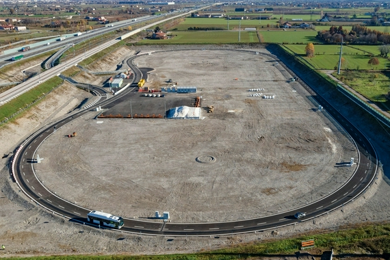 Stellantis正在测试对行驶中的电动汽车进行无线充电