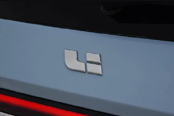 李想和闻伟骂战背后 又一个PPT造车？