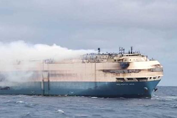 载有数千辆大众汽车的货船仍在海面燃烧，电动车长途海运安全性遭质疑