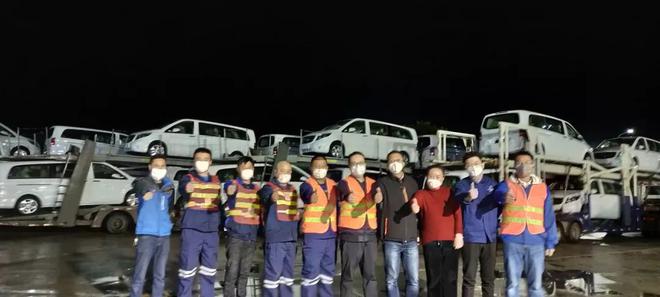 福建奔驰深夜发运负压救护车基型车驰援防疫一线