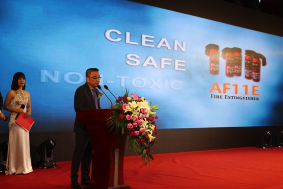 亚洲TYRON总裁暨蒂龙中国董事长许家菘致辞,并现场展示英国蒂龙全新产品