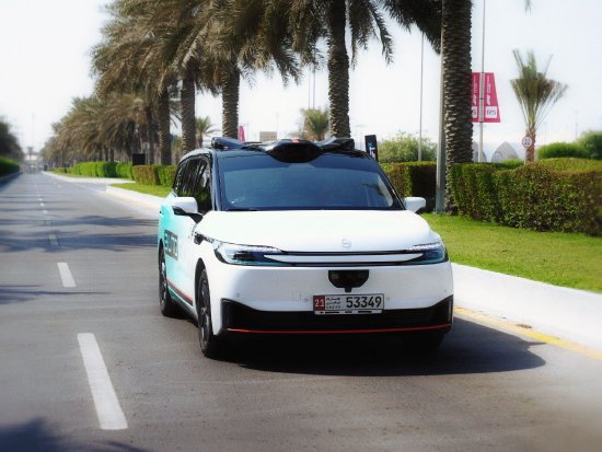 萝卜快跑无人驾驶汽车行驶在阿布扎比街头