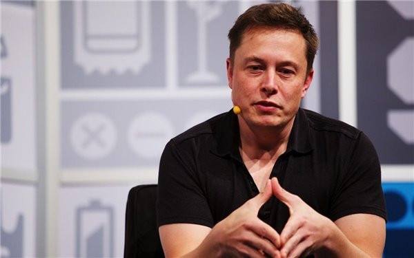 马斯克哭诉:过去一年最痛苦 但不会放弃特斯拉CEO职位