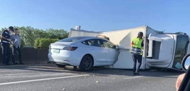 Model 3开启自动驾驶系统后径直撞向卡车