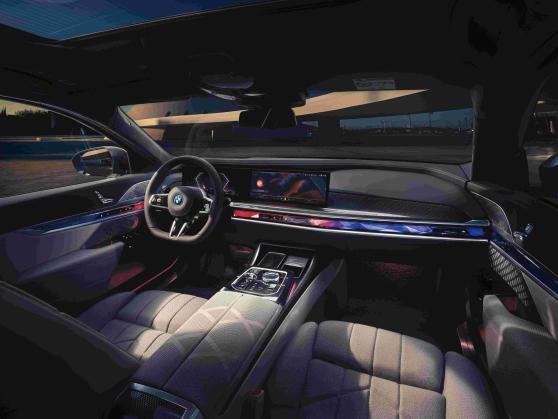 创新纯电动BMW i7 M70L和全新BMW M760Le于成都车展上市