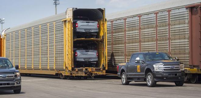 纯电动福特F-150亮相 高调拉560吨重列车