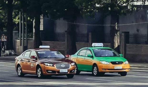 行驶在朝鲜街头的华泰出租车