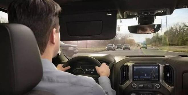 这些透明黑科技 让你坐在车里随时享受上帝视角