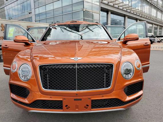 宾利添越活力橙经典版提车送豪礼一份