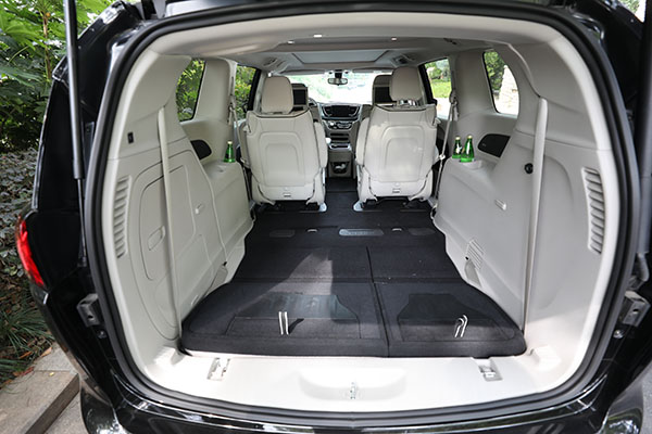 出国内大件行李较多的情况下,第三排全部放倒能够应付95%以上的行李装载