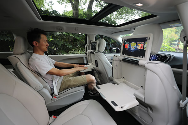 储物空间较多,偏向日系MPV,小桌板和后排液晶屏很实用