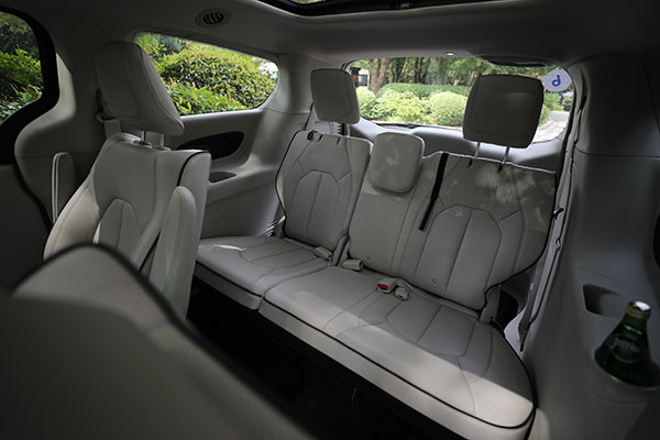 第三排空间也比较充裕,中长途乘坐舒适性较好