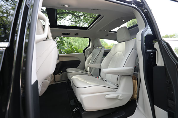 第二排及第三排空间宽大,唯一缺少更加奢华舒适的航空座椅