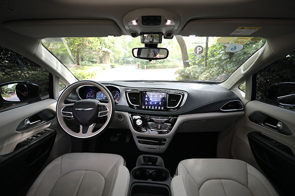 内饰细节还需要多多打磨,不过值得称赞的是储物空间的设计