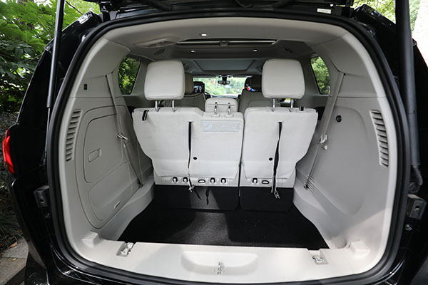 车内座椅布局灵活,最后一排打开后,后备箱空间也是比较充裕的