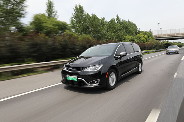 行驶中,悬挂调校舒适,偏向美式大沙发的感觉