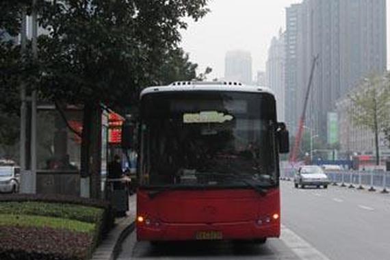 南昌一女子包被偷 “叫停”公交车1小时