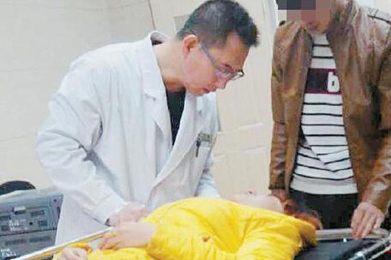 新手女司机误踩油门吓晕 被送去医院