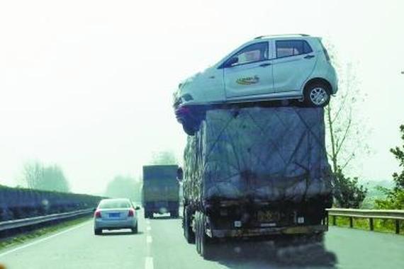 外地满载货物车顶还“趴”着4轿车 