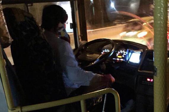 单手开车一路打电话 公交司机危险驾车