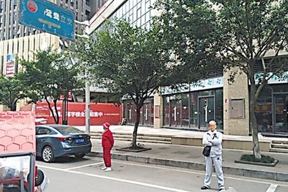 大爷大妈为儿子上演占车位 骂哭女司机 