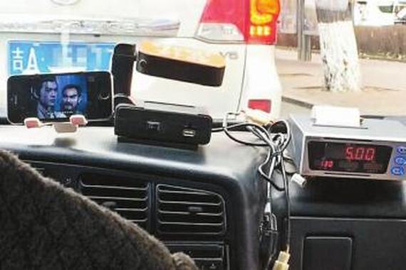 的哥开车时看电视剧 乘客心惊握着车把手