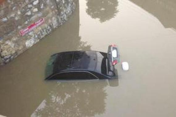 奔驰车主将车推水中伪造现场骗保