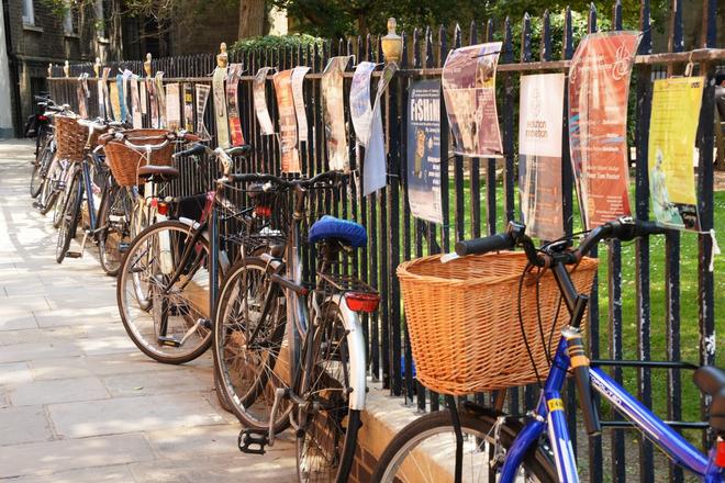 自行车是剑桥学生的主要交通工具，各种演出演讲海报展现出这个大学之城的魅力