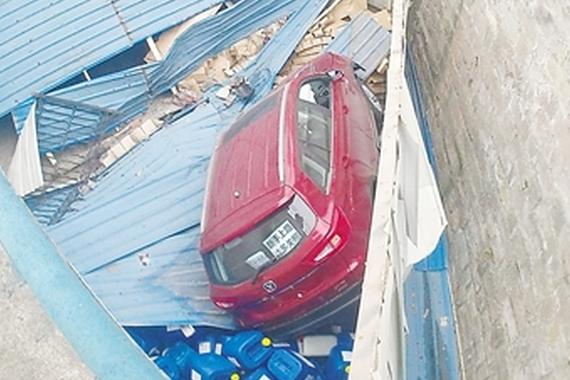 新手司机开车坠10米高坎 因安全带捡回命