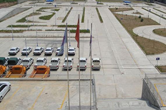 驾校将私车改装成教练车 晚上10点后练车