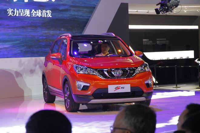 长安全新小型SUV CS15亮相广州车展