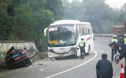 接亲婚车为赶婚礼越线撞客车 车内3人身亡