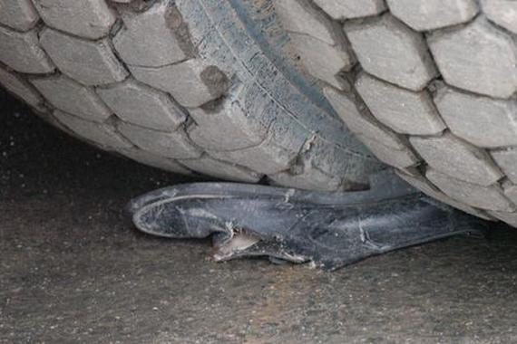 超载拒检查 车主碾压执法人员血肉模糊