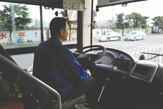 公交司机提醒车上有小偷 曾遭小偷竖中指 