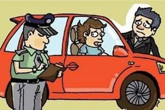 丈夫抱孩子教妻子开车妻子被拘丈夫罚2000