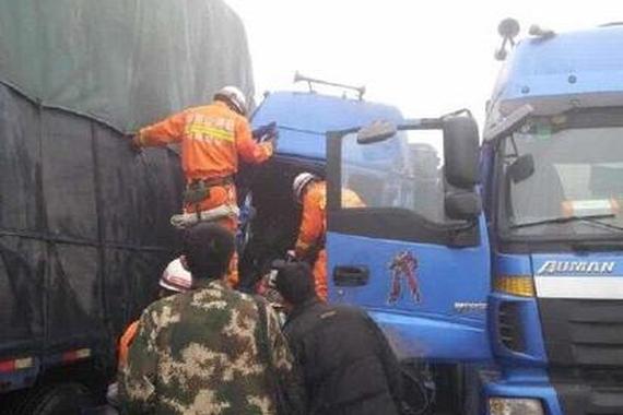许平南高速多车连环追尾 已致一死一伤(图)