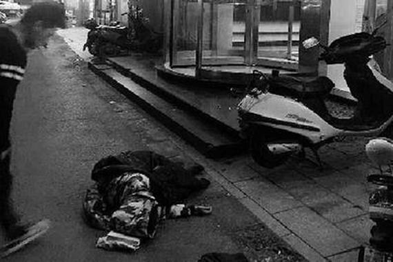 女子醉酒倒在宾馆门口被轿车碾压 幸无大碍