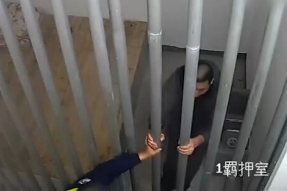 湖南信访官员醉驾发飙 连扇交警队长5耳光